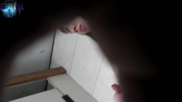 商场公共卫生间拍摄到的蓝指甲漂亮美眉如厕嘘嘘貌似逼逼毛浓密绝对性感诱人露脸高清
